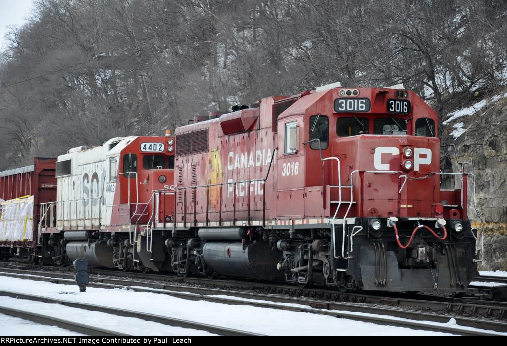 Eastbound local eases through Hoffman